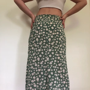 Lång kjol - En jättefin ankellång sommarkjol🥰 Den är grön och har en slits i sidan. Visas på min syster som är 1,60 och har storlek s, passar mej som har l också men då sitter den mer högmidjat, storlek 42💕