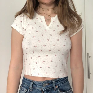 Brandy Melville topp - Topp/t-shirt från Brandy Melville med körsbärs tryck 🍒 Använd enstaka gång så i princip nyskick ☘️ Storlek står ej men passar XS-S