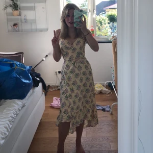 Blommig klänning - Monki - En helt oanvänd sommar klänning från Monki med knyte där bak💐🌿 Det är en långklänning i storlek XS. Orginalpriset ligger på 250-300 ungefär :)