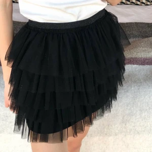 Tyllkjol - Jättefin tyllkjol från zara. Använd fåtal gånger, den är som ny. Såldes för något år sedan och väldigt populär. I största barnstorlek, passar mig som brukar ha XS