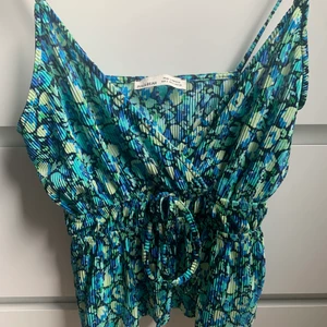 Topp - Säljer detta jättefina linne från pull and bear då den inte har kommit till användning, den är i en S men passar även XS, perfekt till sommaren. 50kr+frakt