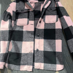 Skjortjacka - Säljer min populära Skjortjacka! Använd endast 3 gånger! Köpt på hm ( slutsålt) säljer pga att den inte längre kommer till någon användning! Storlek: 158