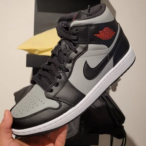 Air Jordan 1 Mid Shadow Red - Feta sommarskor! Aj1 mid shadow red, strl: 42.5 cond, dswt/aldrig använda!