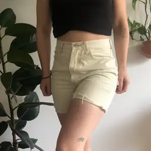 Cremevita avklippta shorts från märket praxis. Storlek S, midjemått 72cm