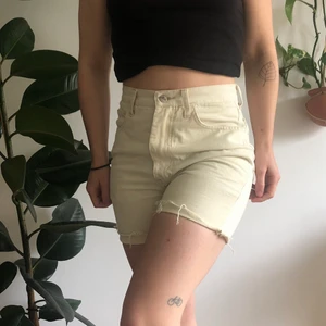 Cremevita shorts - Cremevita avklippta shorts från märket praxis. Storlek S, midjemått 72cm