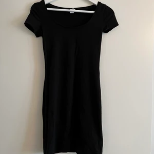 Klänning - Tight, kort, svart klänning 