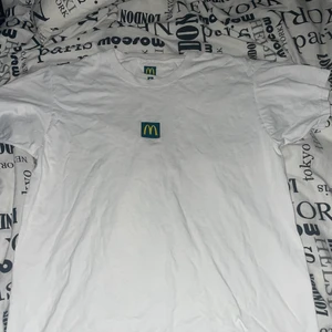 McDonalds  - McDonalds t shirt ditket från McDonalds riktigt drip och fin färg, kom privata om ni vill se mer bilder eller diskutera priset 