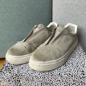 Eytys Doja - Säljer mina Eytys Doja i storlek 45. Schysst sko som funkar till allt. Köptes för 1800 på eytys.com (nu 1900) och som ni ser så är skicket rätt använt så säljer de för 500kr. Hör av er om ni undrar om något :) kvitto + påse + skolråda tillkommer