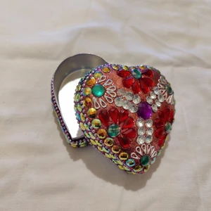 Ask - Söt liten ask i metall. Kan både skicka spårbart och ej spårbart