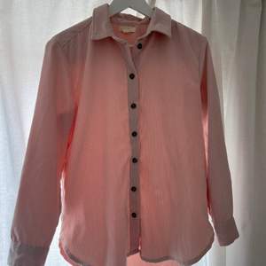 väldigt fin skjorta i manchester från H&M strl 34! köpt för 300kr, säljer för 100kr, frakt tillkommer. sparsamt använd❣️