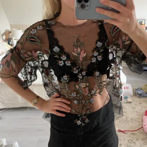 Zara spets topp  - Älskar denna mesh topp med broderade blommor på. Så fin fest topp att slänga över en bralette eller en tight klänning! Från zara, sparsamt använd😍😍❤️
