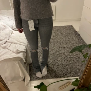 Zara jeans - Säljer nu dessa byxor från zara då dem inte kommer till användning. Dem är helt oanvända och prislapp och allt sitter kvar. Dem har hål på knäna och en slits nere vid foten. Jag säljer dem för 200 kronor men ord pris är 359. 
