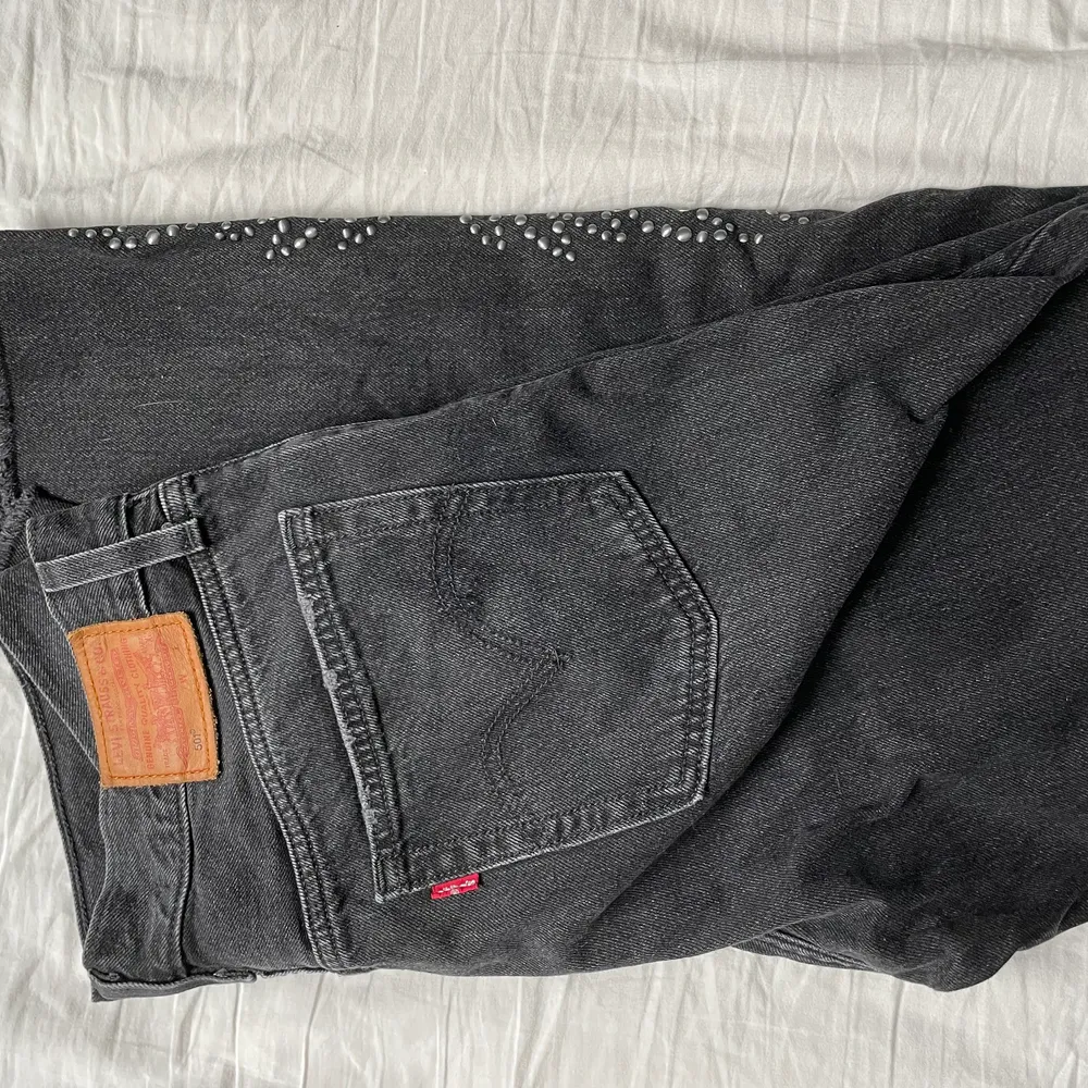 Snygga Levis 501 jeans i storlek W28. Modellen är 501 CROP straight leg och är lite kortare. De har hål på båda knäna och mönster på sidan av benen längst ned. Sparsamt använda och i väldigt bra skick. Köptes för 2 år sedan så är osäker om de finns kvar. . Jeans & Byxor.