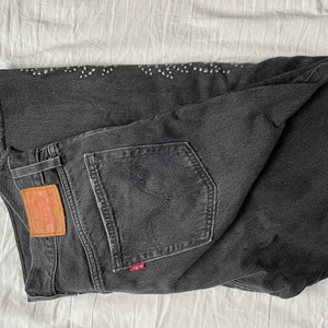 Levis jeans - Snygga Levis 501 jeans i storlek W28. Modellen är 501 CROP straight leg och är lite kortare. De har hål på båda knäna och mönster på sidan av benen längst ned. Sparsamt använda och i väldigt bra skick. Köptes för 2 år sedan så är osäker om de finns kvar. 