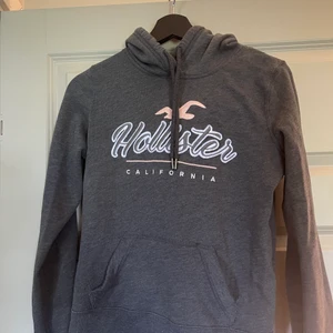 Hollister hoddies  - Säljer dessa två ihop! Köpta i Miami för två år sedan, använda 1 gång! 