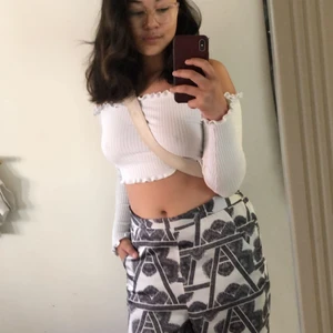 Vit topp - Vit, stickad topp med ribbade kanter, väldigt stretchig