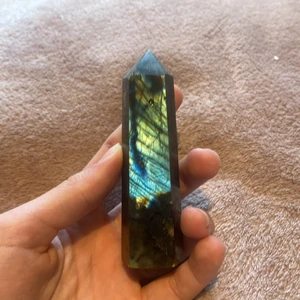 Kristal torn labradorit - Ett 9 cm högt torn i labradorit med fantastisk flash säljer för att jag ej är intresserad av kristaller längre.