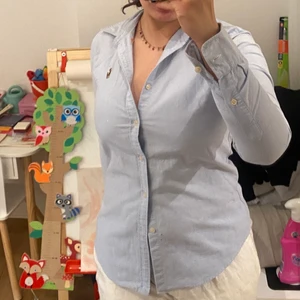 Blå Ralph Lauren skjorta - Babyblå vintage skojorta från rl. Superfin! Passar en xs/s/m. Budningen stänger söndag!