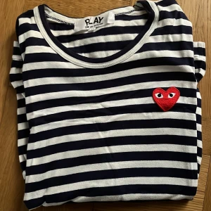 COMME DES GARCONS PLAY - STORLEK: M. Orginalpris 1300kr, jag säljer den för 800kr. Den är marinblå.