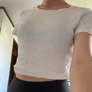 Vit t-shirt - Jätteskön, säljer även exakt likadana i svart o grå🥰