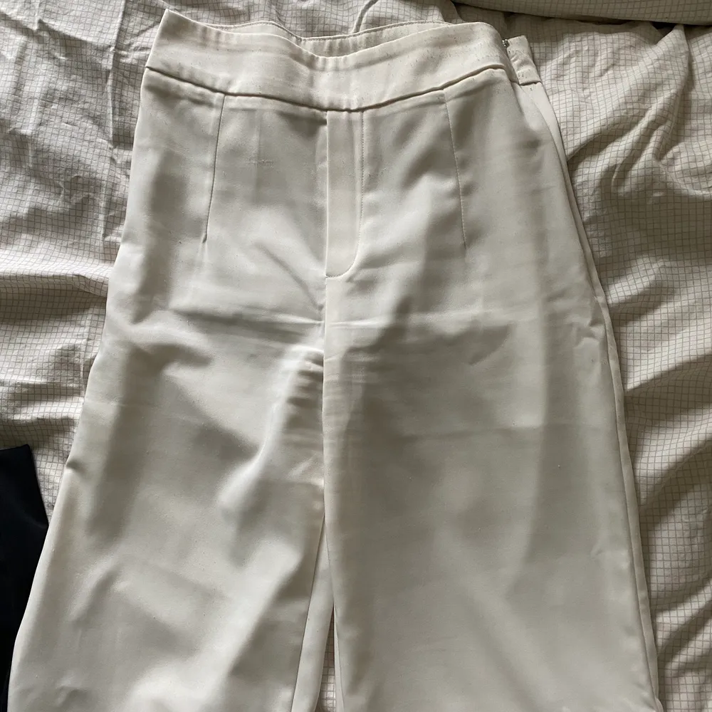 Snygga vita byxor från bikbok är storlek 36 men är små i storleken så skulle säga att de är 34. Jeans & Byxor.