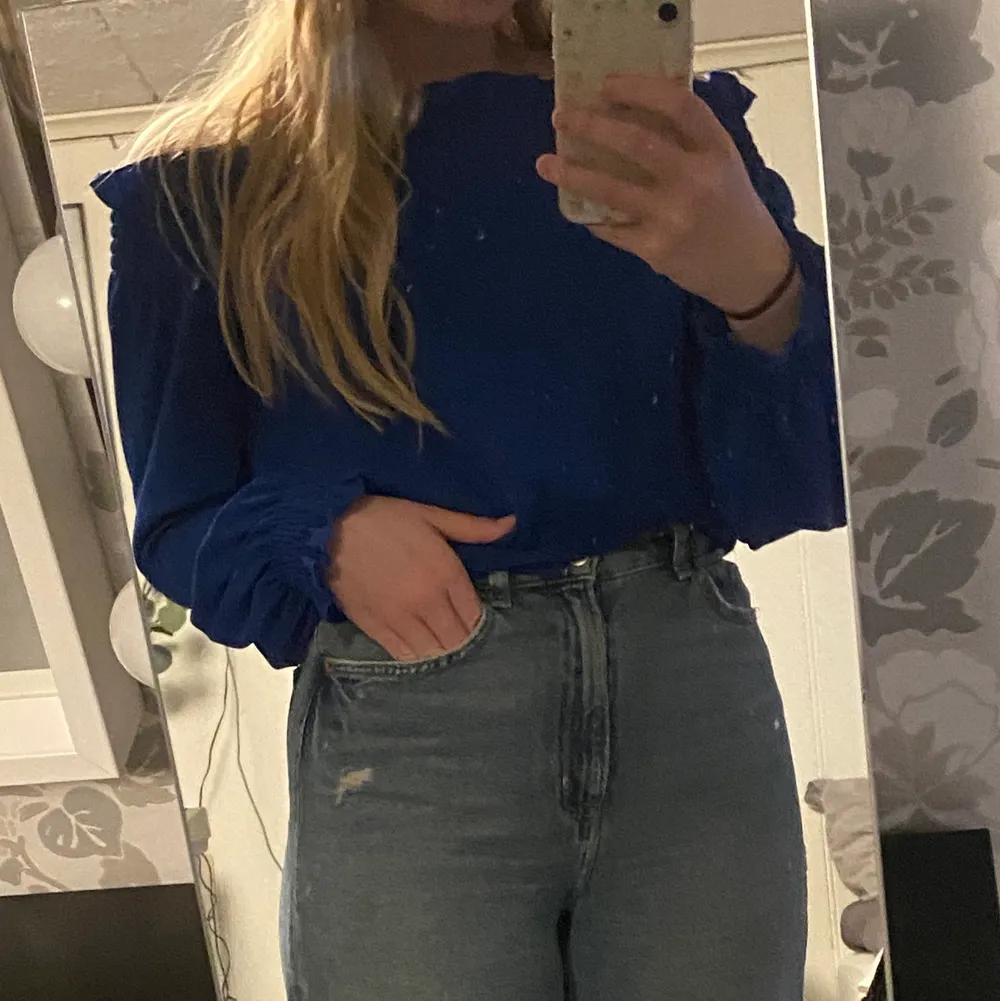 En blå kortare topp, off shoulder från Gina, köparen står för frakt💕. Toppar.