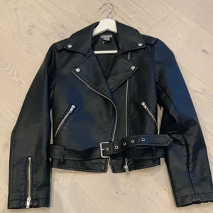 Superfina skinnjacka 🖤💜 - Superfina jacka i syntetisk skin från Lindex 🖤💗 Använd ett par gånger så är i superfint skick✨ säljer på grund av att den har blivit för liten. 