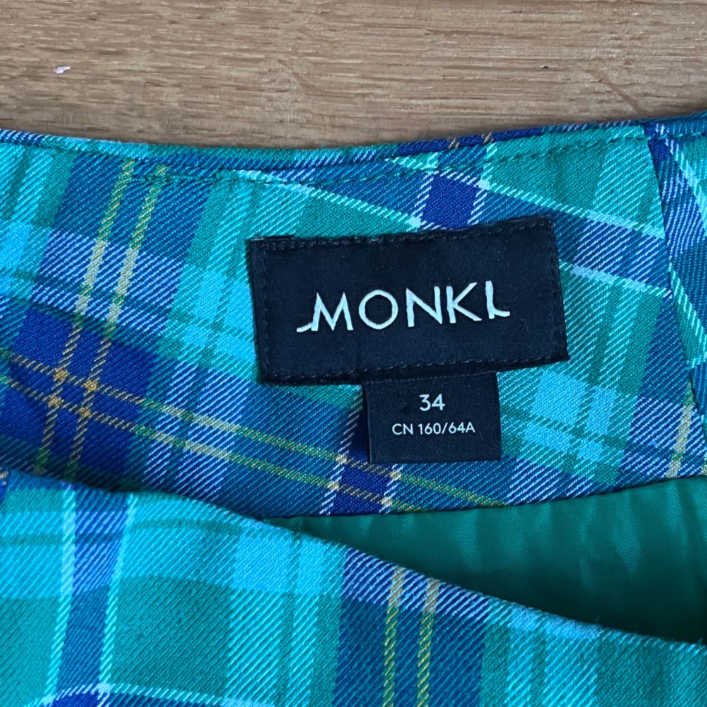finaste rutiga kjolen i grönt och blått från Monki! storlek 34. säljer då den inte är min stil och aldrig använd💙💚 midjemått: ca 64 cm. Kjolar.