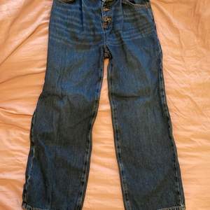 Superfina zara jeans i storlek 164/13-14 år. Dom har tyvärr blivit försmå och därför säljs dem. 
