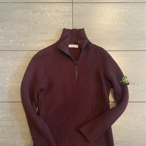 Stone island - Vin/cherry röd vintage tröja från stone island som passar L/M. Köparen står för frakt 📦 