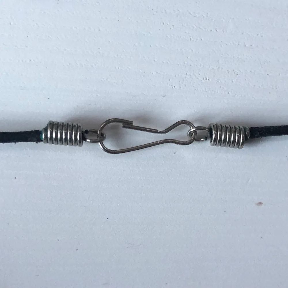 en jättefint halsband med en slags drömfångare på, liknar även ett spindelnät, 45 cm lång ojusterbar. frakt 12 kr . Accessoarer.