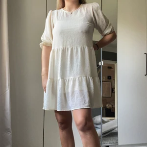 Studentklänning - Vit ”puff” klänning🤍 Endast använd 1 gång