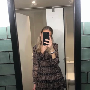 Zara klänning  - Super snygg och väldigt somrig klänning. Väldigt fint mönster och även as snygg att använda som kjol. Säljer den då jag är väldigt lång och den blir lite kort på mig i armarna 