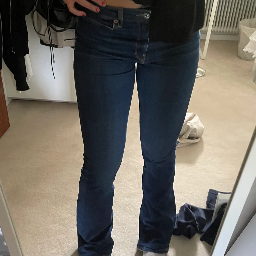 Ett par mörkblå jeans från zara❤️. Jeans & Byxor.