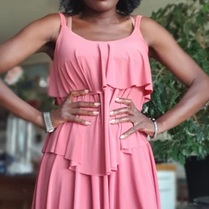 Super fin klänning  - Unik volong klänning som passar till allt och passar xs_ m .finns fler bilder 