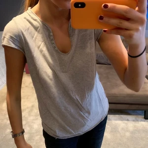 Zadig Voltaire tröja - En så fin zadig voltaire tröja med stenar. Ej använt mycket. 