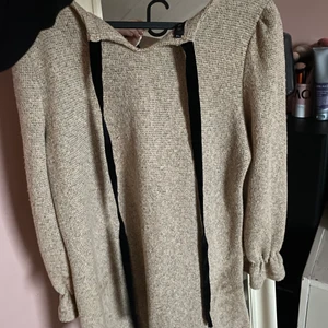 Beige klänning  - Beige Sommar klänning i storlek s/m, med knytning i ryggen, fin till sommaren eller när som! Jättebekväm och luftig också! Inte kommit till användning, klänningens märke står inte men den är i mycket fint skick ändå 🌼