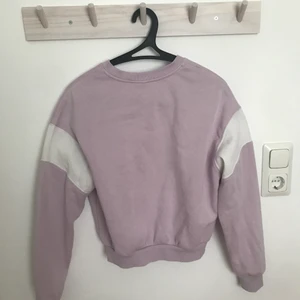 Sweatshirt H&M strl S  - Bra skick, inga noppror eller fläckar. Ljuslila färg  