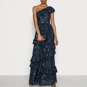 Maya deluxe one shoulder dress - SÖKER denna maya deluxe one shoulder dress i 32 eller 34 om du har skriv till mig kan betala nypris eller mer!!! ❤️❤️❤️jag betalar frakt !!!! är akut så om du ens tvekar skriv till mig :))!!!! defekter gör inget