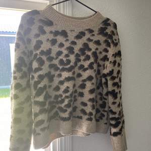 Säljer en Leopard stickad tröja från H&M strl. M. Finns att hämta i Höllviken, alt. + frakt!🤎
