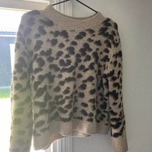 Leopard Tröja - Säljer en Leopard stickad tröja från H&M strl. M. Finns att hämta i Höllviken, alt. + frakt!🤎