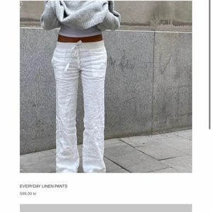 Aloha labels linnebyxor 💘 - Säljer dessa supersnygga lågmidjade linnebyxor från aloha labels då de tyvärr är väldigt långa på mig som är 156. De är helt oanvända och jag säljer två par XS och S💘💘Köparen står för frakten💘Säljer dem för orginalpriset 599 då det är försent att returnera💘