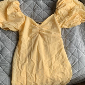 Klänning från bikbok storlek M - Sommar klänning i Bomull som används 2 gånger, har stora puffar på armarna och är bekväm. Inga fläckar! 