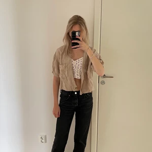 Zara skjort-t-shirt strl S - En beige skjort t-shirt som passar perfekt på sommaren! Aldrig använd💗💓