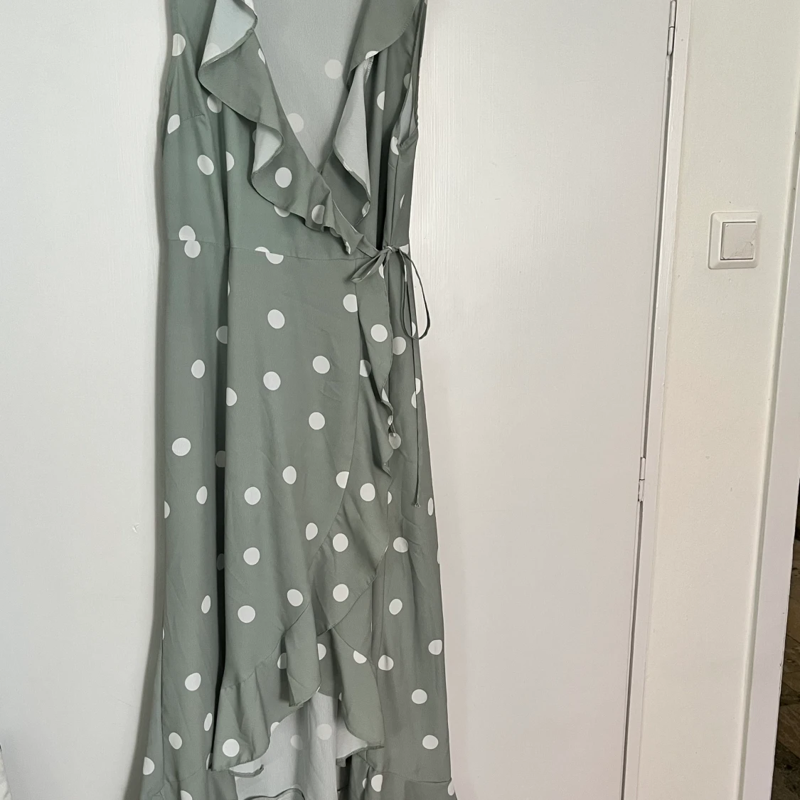 Prickig grön omlottklänning