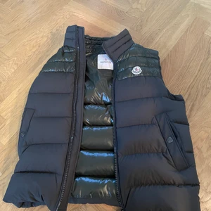 Moncler väst, storlek M  - En näst intill oanvänd Moncler väst i storleken M. Oanvänd eftersom den var för stor för mig. Köpt på Brissmans, Borås för 8000 kr.  