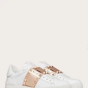 Valentino skor  - Säljer mina äkta valentino skor i storlek 36 kartong mm följer med! 