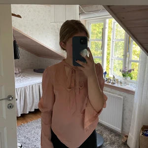 Festlig blus. - Det är en oanvänd ljusrosa blus. Den är stor i storleken. En fin blus till ett bra pris🫶🏼 Hör av dig om du är intresserad.