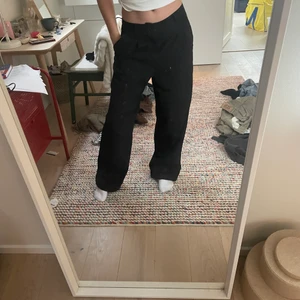 Svarta kostym byxor  - Säljer mina svarta kostym byxor från hm som är low waist, sitter super snyggt och dem är flear i modellen 