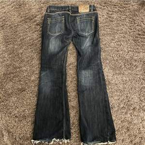 Säljer ett par skitsnygga y2k lågmidjade jeans då jag har alldeles för många liknande. Köpta secondhand och har ingen tydlig storlek men passar bra på mig som har xs/s eller 25/26/27 beroende på olika byxor. Snygga slitningar nertill